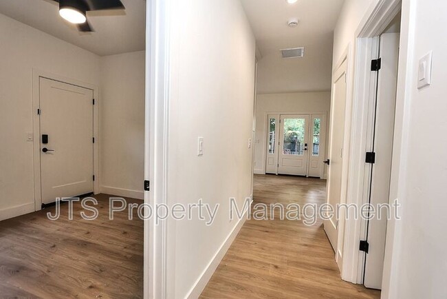 Building Photo - 809 Figueroa St