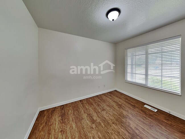 Building Photo - 243 W Peppermint Cir