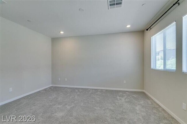 Building Photo - BEAUTIFUL 4 BEDROOM PROPERTY IN GATED COMMUNITY!