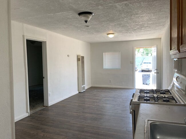 Building Photo - Charming 1 Bed / 1 Bath Duplex with Drivew...