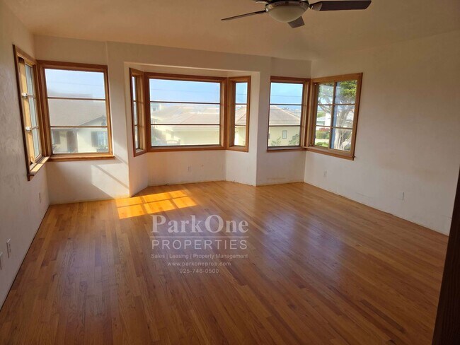 Building Photo - Adorably Rustic home 2 blocks from the shore.