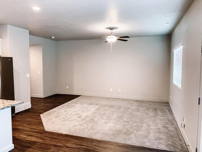 Building Photo - 302 E 1500 N