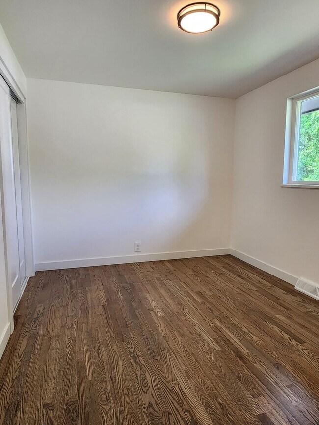 Building Photo - Completely renovated Ranch Style home in E...