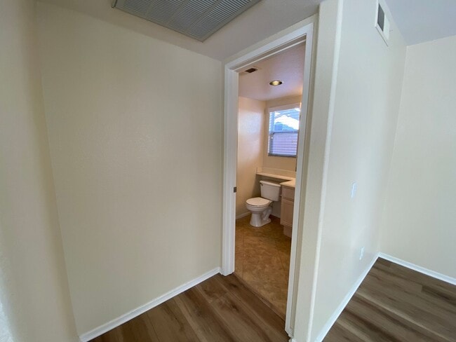 Building Photo - Beautiful Spacious 3BR/2.5BA Located in the Ivey Glenn Community!!