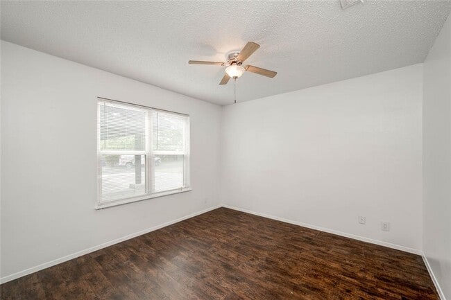 Building Photo - 3306 Dolphin Dr