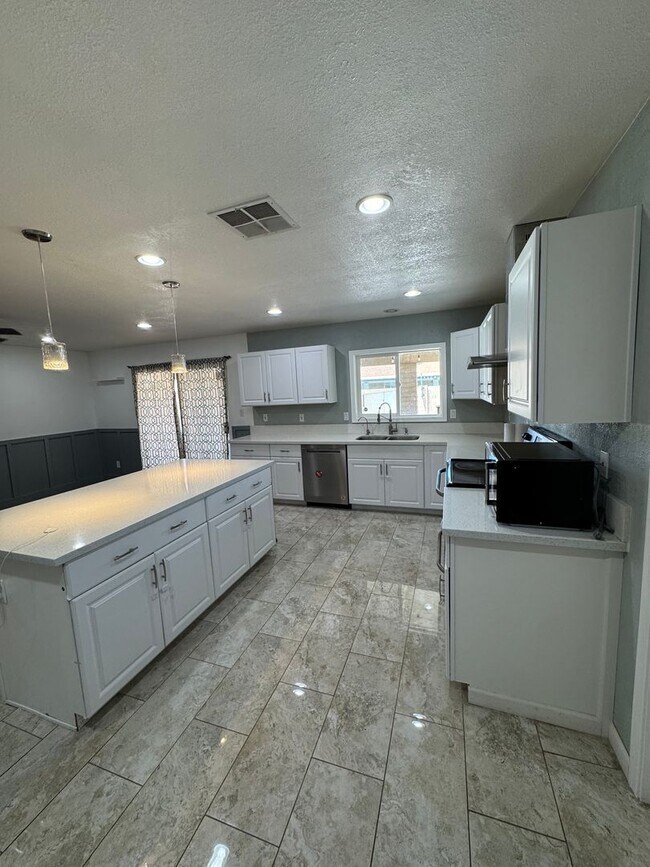 Building Photo - 3bed/2bath Chandler home for rent!