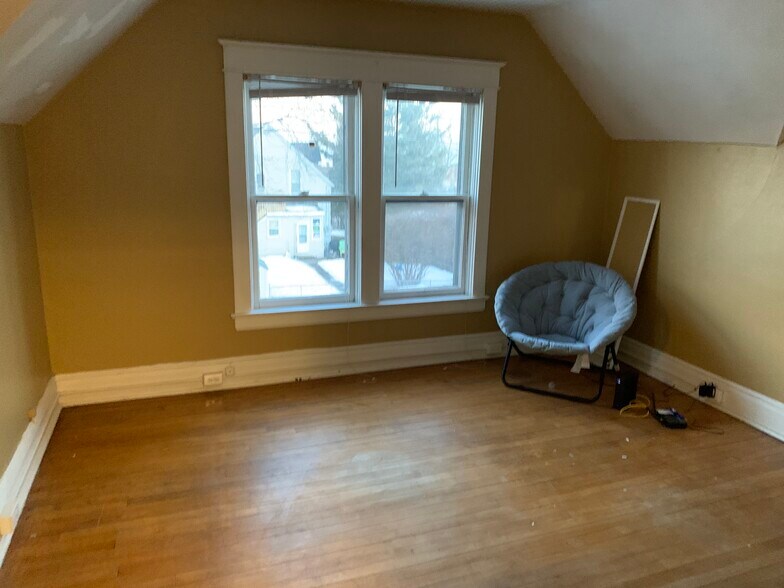 Living room - 818 N 7th Ave E