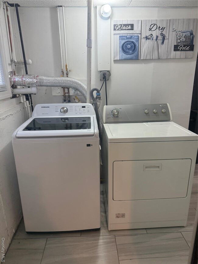 Building Photo - 1029 Commack Rd