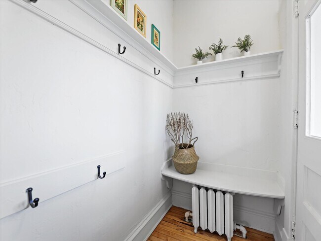 Building Photo - 1613 E Hartford Ave