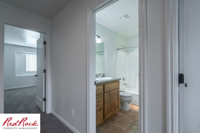 Building Photo - 3 Bedroom Townhome In Southgate Community