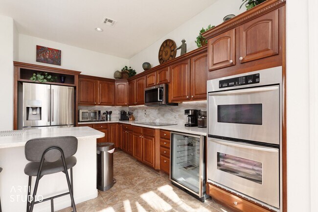 Building Photo - Beautiful home located in the gated commun...