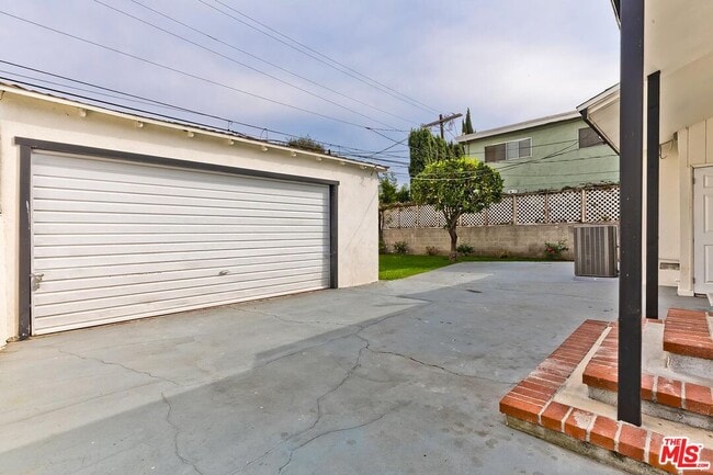 Building Photo - 5873 Dauphin Ave.