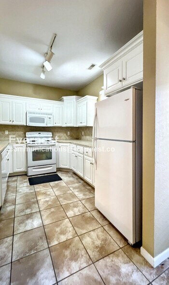 Building Photo - 5245 Overland Dr