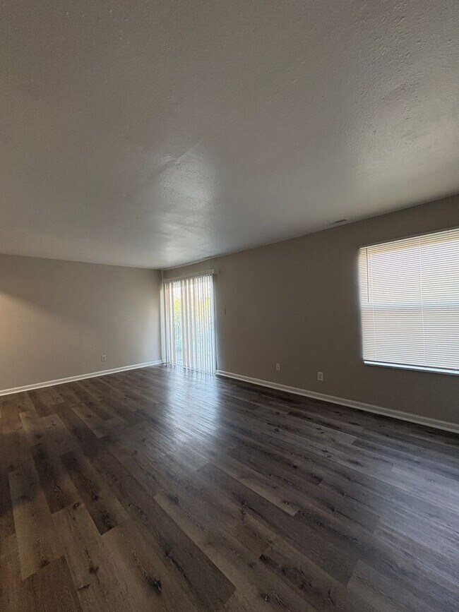 Building Photo - Remington On Rockville Living