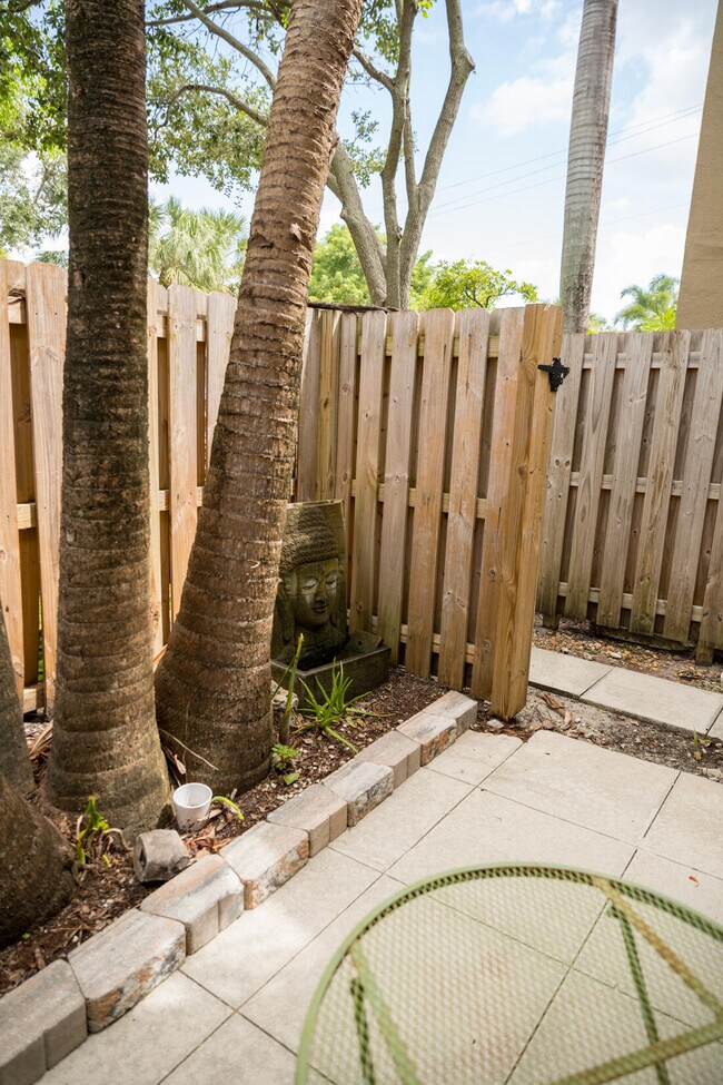 Building Photo - 303 City View Dr