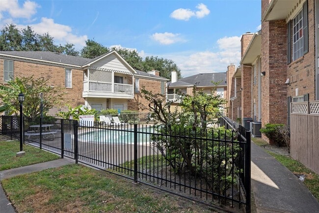 Building Photo - 2626 Holly Hall St