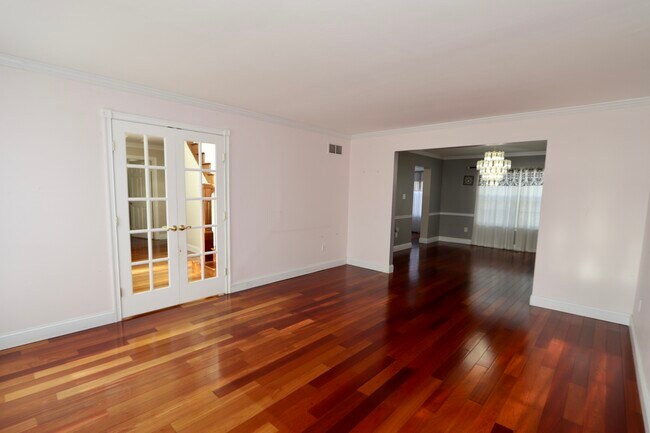 Building Photo - 2969 Columbia Dr