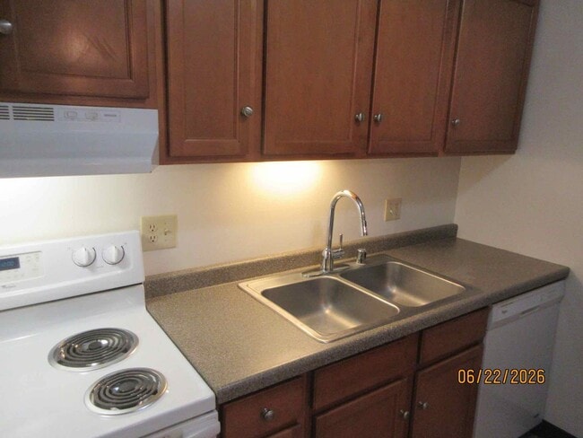 Building Photo - Upper 2 bedroom plus den in Germantown