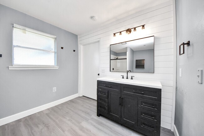 Building Photo - 5606 Elmlawn Dr