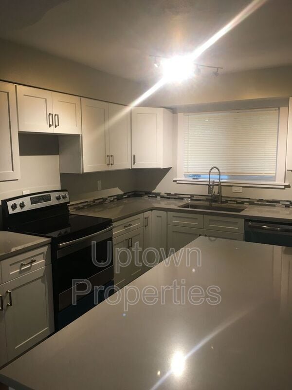 Building Photo - 8020 SW Thorn St