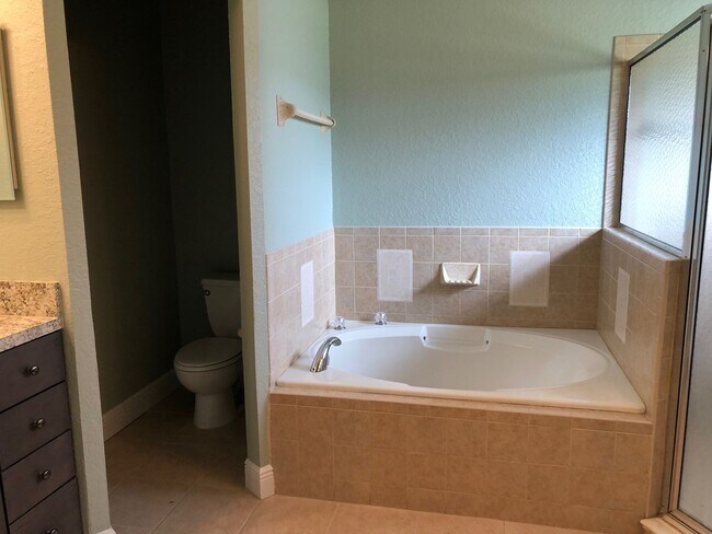 Building Photo - Large House with Bonus Room