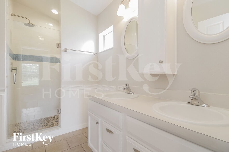 Building Photo - 211 Oak Branch Dr