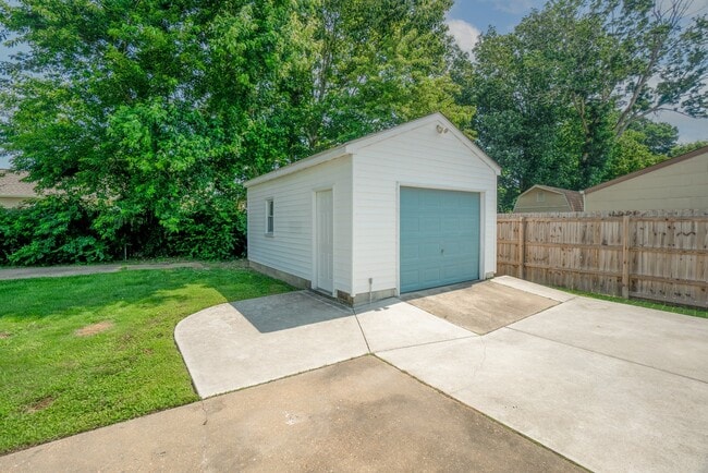 Building Photo - 2884 Bamberg Pl