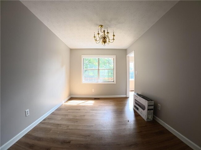 Building Photo - 2575 Overlake Dr