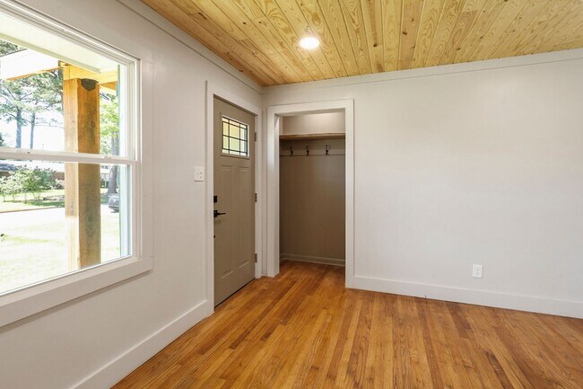 Building Photo - 614 Holland Ct SW