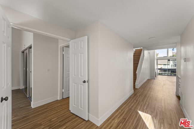 Building Photo - 4338 Redwood Ave