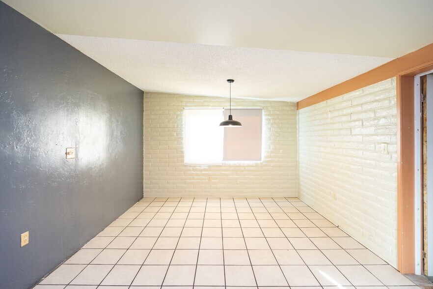 Building Photo - 702 N Skyline Dr