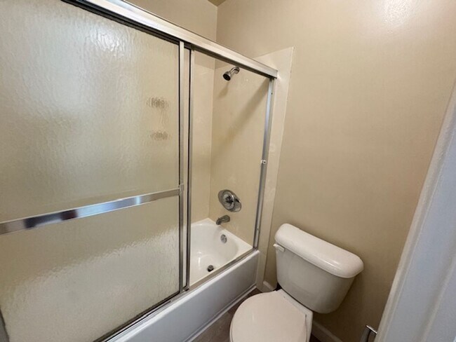 Building Photo - 1 bedroom end unit-New plank flooring thro...