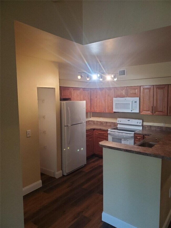 Building Photo - 7940 N Nob Hill Rd