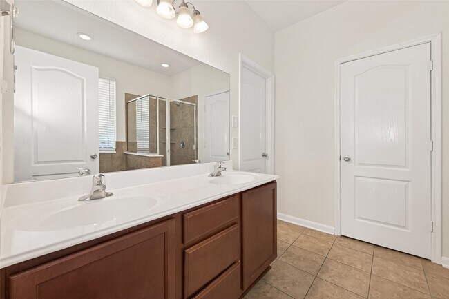 Building Photo - 21015 Blackstone Villa Ln