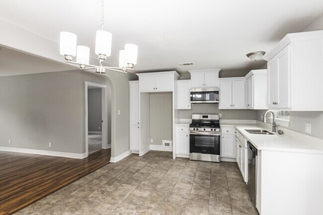 Building Photo - 512 N Inwood Dr