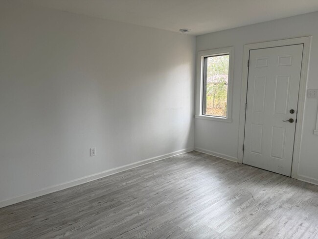 Building Photo - 128 Country Club Cir