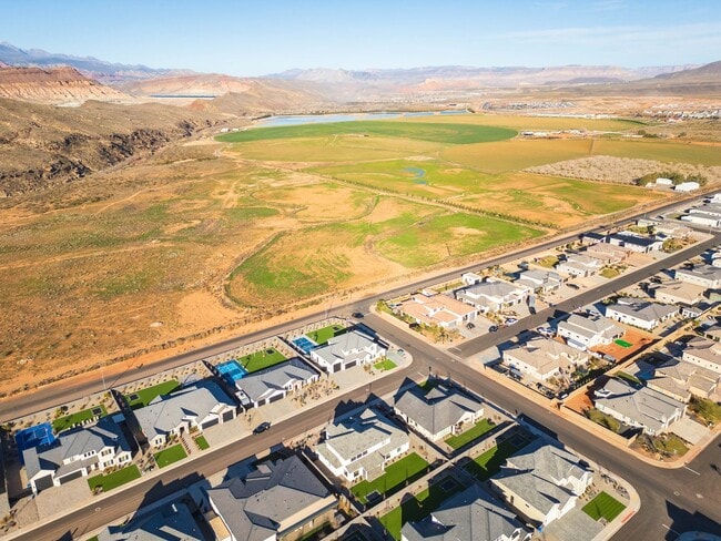 Building Photo - 6 bed / 4 bath / 3 car garage custom home in Pecan Valley