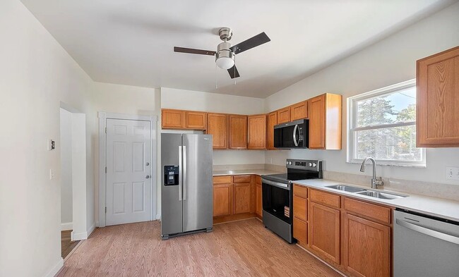 Kitchen - 2802 Hyde Park Ave