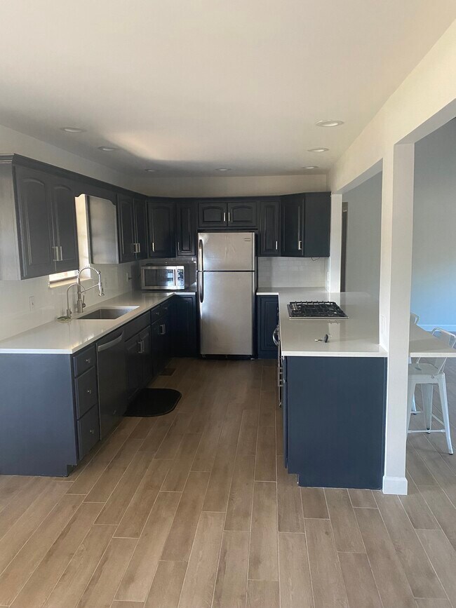 Building Photo - 471 W 67th St