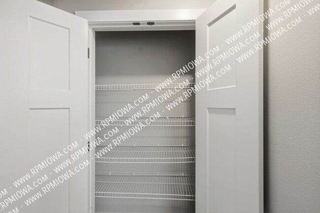 Building Photo - 818 Kingfisher Dr