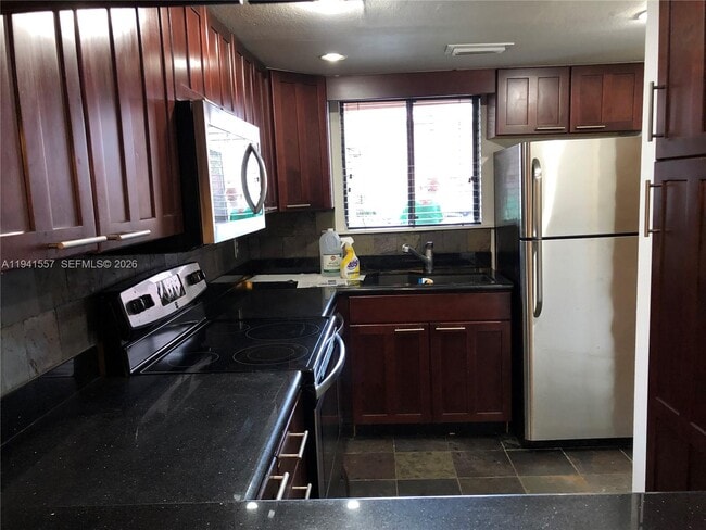 Building Photo - 685 Grenadine Ct