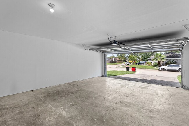 Building Photo - 12223 Kingslake Forest Dr