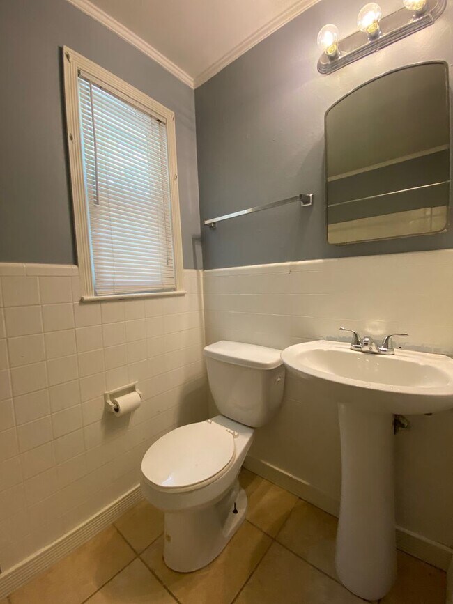 Building Photo - 1 Bedroom Duplex with private parking