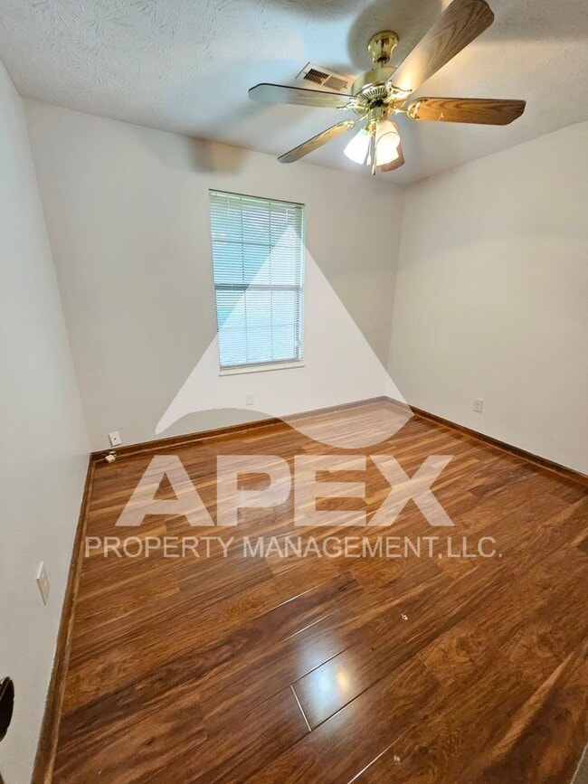 Building Photo - Stunning 3 Bd/2Ba Single Family Home with 2-Car Garage in the heart of Halls!