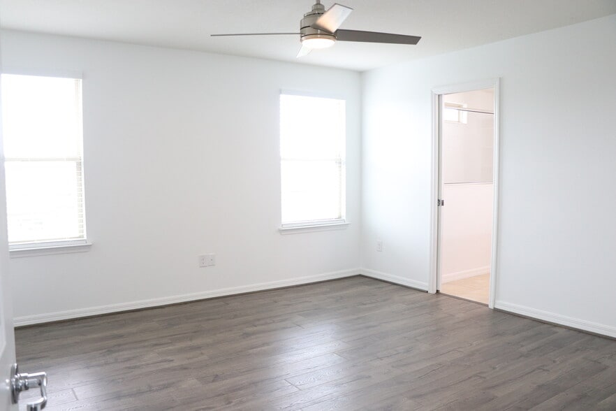 Building Photo - 5239 Fallen Leaf Dr