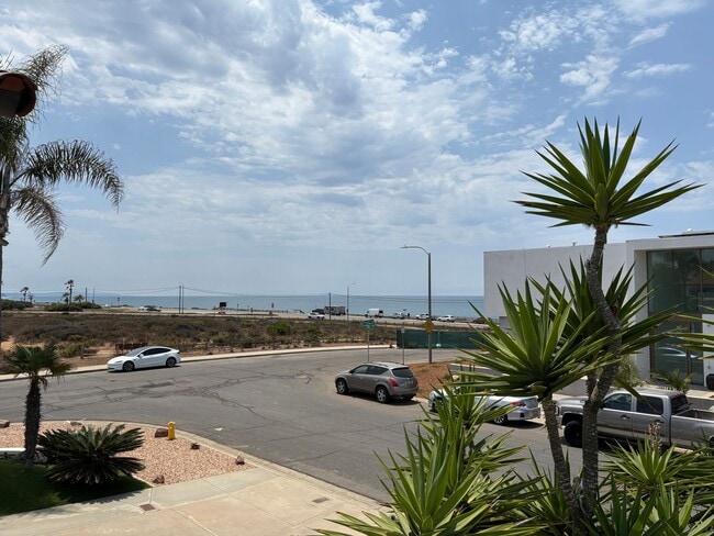 Building Photo - Welcome to this stunning 3-bedroom, 2-bath...