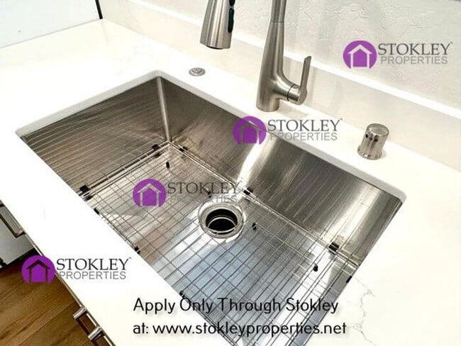 Building Photo - 1875 Queens Rd