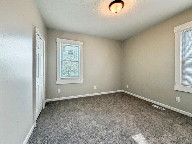 Building Photo - 823 S 38th St