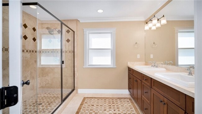 Building Photo - 431 Iris Ave