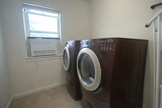 Building Photo - Expansive Orenco Home with 5 Bedrooms, Bonus Room & 3 Full Baths